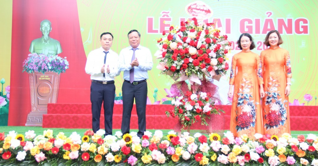 Phó Bí thư Thành ủy Nguyễn Văn Phong dự lễ khai giảng với thầy trò Trường THCS Quang Minh