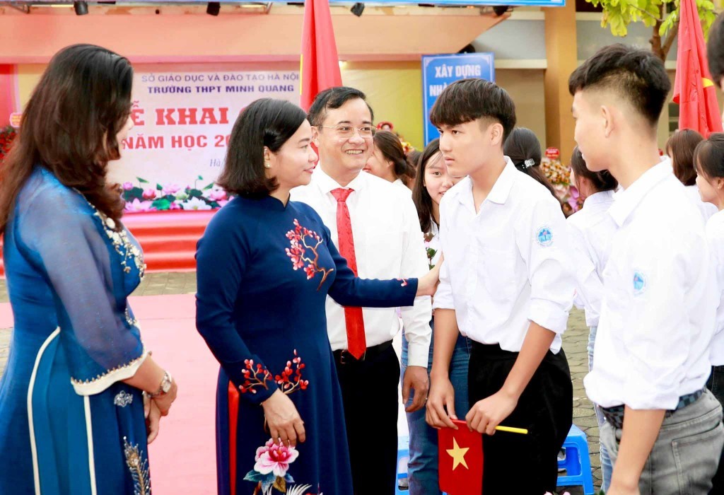 Phó Bí thư Thường trực Thành ủy Nguyễn Thị Tuyến dự lễ khai giảng tại Trường THPT Minh Quang