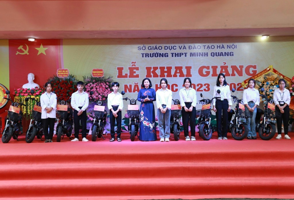 Phó Bí thư Thường trực Thành ủy Nguyễn Thị Tuyến dự lễ khai giảng tại Trường THPT Minh Quang