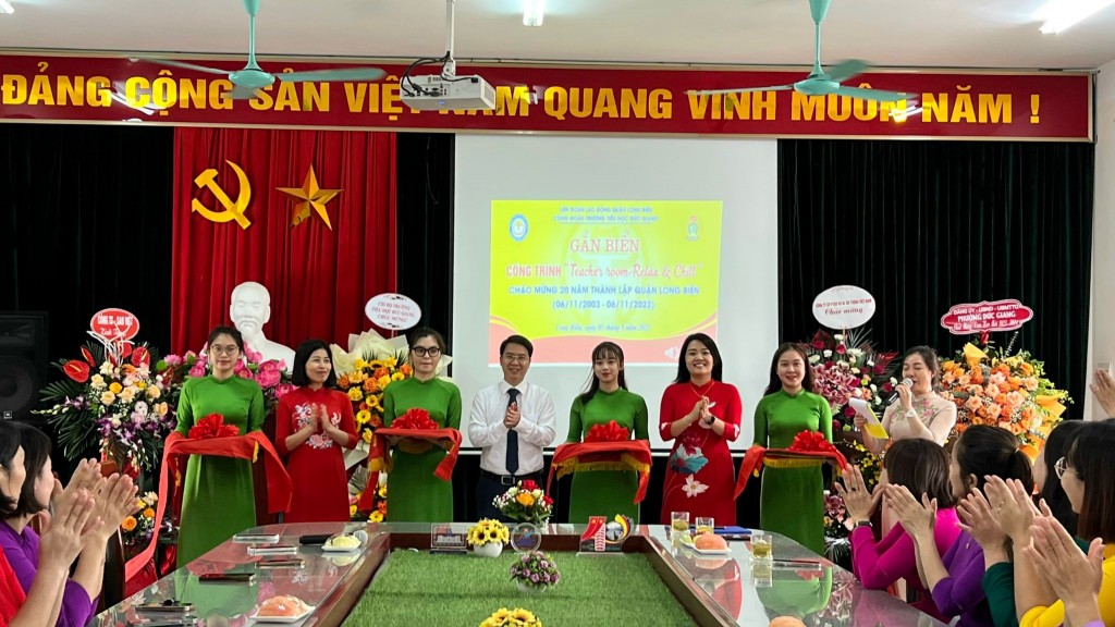 Gắn biển công trình chào mừng Đại hội Công đoàn các cấp và 20 năm thành lập quận Long Biên