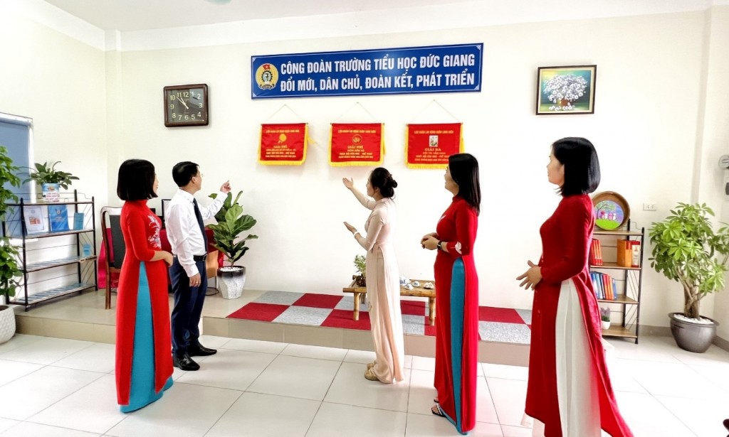 Gắn biển công trình chào mừng Đại hội Công đoàn các cấp và 20 năm thành lập quận Long Biên