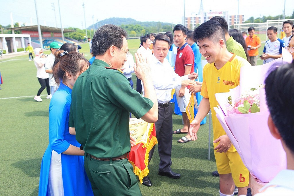 Ông Nguyễn Đức Lợi (áo trắng) - nguyên Ủy viên Ban chấp hành Trung ương Đảng, Phó Chủ tịch Thường trực Hội Nhà báo Việt Nam trao cờ thi đấu cho các đội bóng tham dự giải.