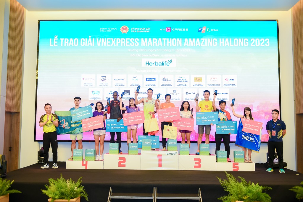 Giải chạy VnEpxress Marathon Amazing Hạ Long 2023 thu hút hơn 11.000 vận động viên tham gia