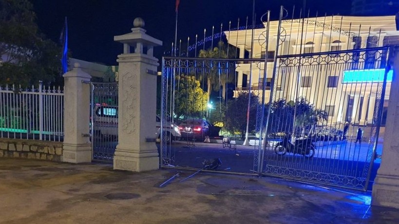 Khánh Hòa: Người đàn ông lái xe tông thủng cổng UBND tỉnh