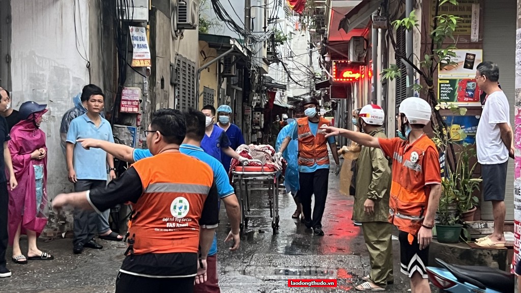 Nỗ lực xuyên đêm cứu người trong vụ cháy chung cư mini ở quận Thanh Xuân