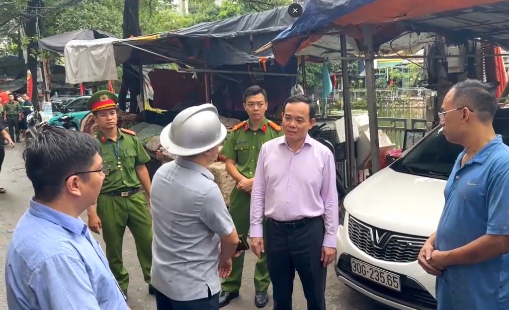 Phó Thủ tướng Trần Lưu Quang kiểm tra hiện trường vụ cháy chung cư mini tại quận Thanh Xuân