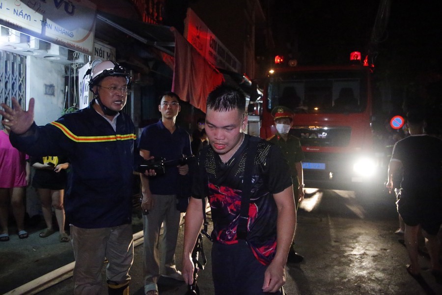 Lực lượng chức năng nỗ lực cứu người trong vụ cháy chung cư mini ở phố Khương Hạ