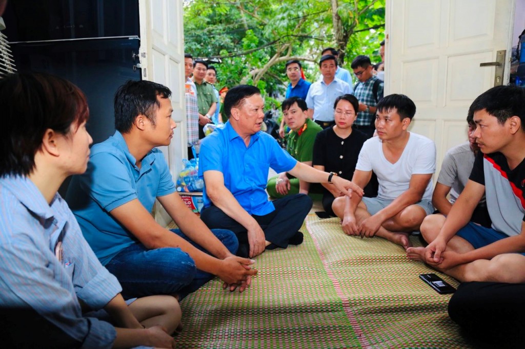 Bí thư Thành ủy Đinh Tiến Dũng thăm hỏi, động viên các nạn nhân đang tạm cư tại Tổ dân phố 18, phường Khương Đình.