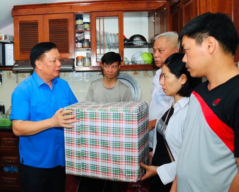 Bí thư Thành ủy Đinh Tiến Dũng trao quà hỗ trợ và tặng đồ dùng thiết yếu cho các nạn nhân.