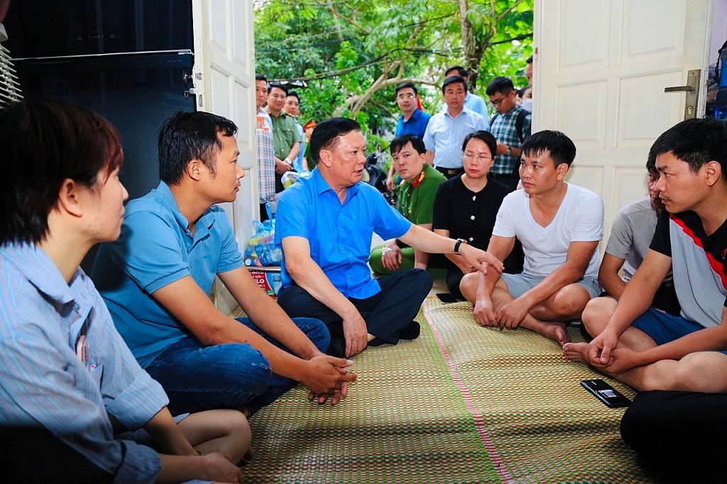 Bí thư Thành ủy Hà Nội thăm và trao quà hỗ trợ các nạn nhân vụ cháy chung cư mini tại Thanh Xuân