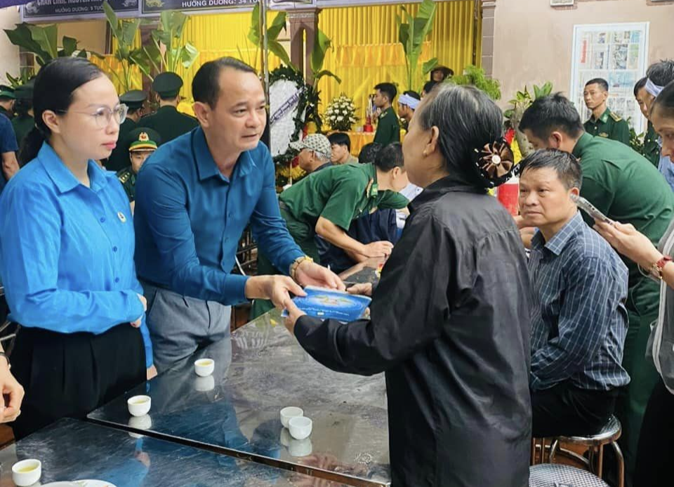 Cán bộ Công đoàn Hà Nội trao hỗ trợ tới gia đình đoàn viên bị nạn trong vụ cháy chung cư mini