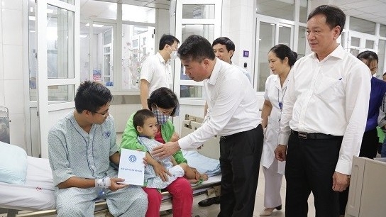 Tổng Giám đốc BHXH Việt Nam thăm hỏi, hỗ trợ người bị thương trong vụ cháy chung cư mini