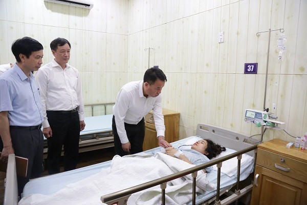 Tổng Giám đốc BHXH Việt Nam thăm hỏi, hỗ trợ người bị thương trong vụ cháy chung cư mini