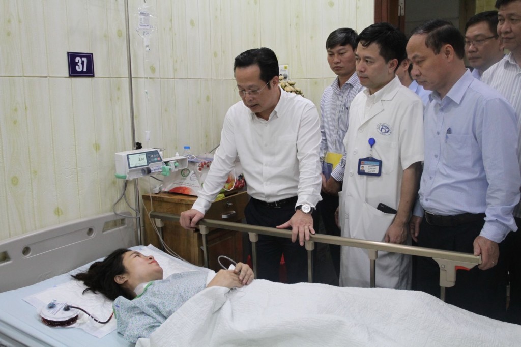 Lãnh đạo Sở Giáo dục và Đào tạo Hà Nội thăm hỏi, động viên giáo viên, học sinh đang điều trị tại bệnh viện.