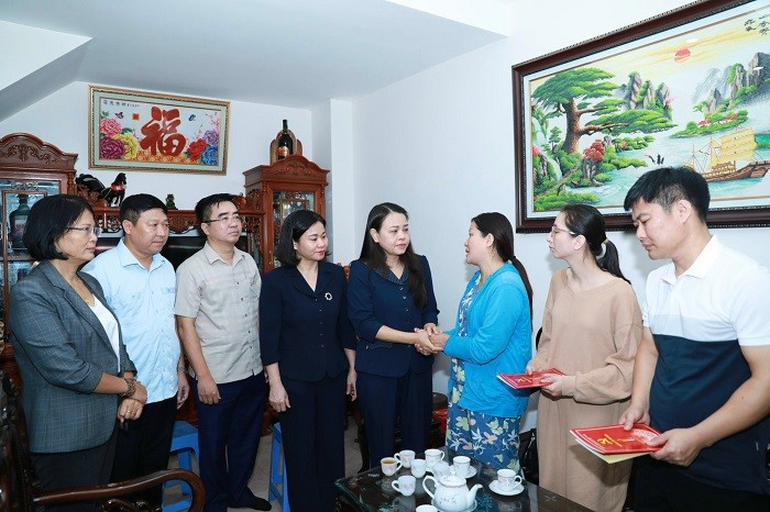 Phó Bí thư Thường trực Thành ủy Hà Nội thăm, trao quà hỗ trợ cho nạn nhân vụ cháy tại quận Thanh Xuân