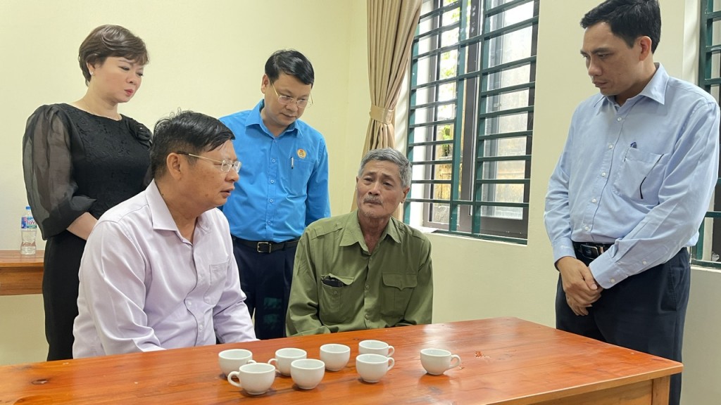 Lãnh đạo Tổng LĐLĐ Việt Nam thăm hỏi, động viên gia đình đoàn viên tử vong trong vụ cháy chung cư mini