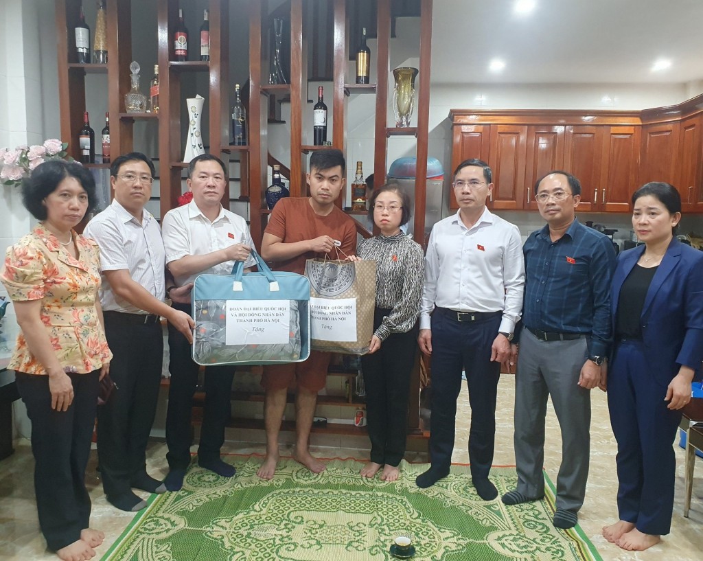 Đoàn đại biểu Quốc hội và HĐND Thành phố thăm, hỗ trợ các nạn nhân vụ cháy tại quận Thanh Xuân