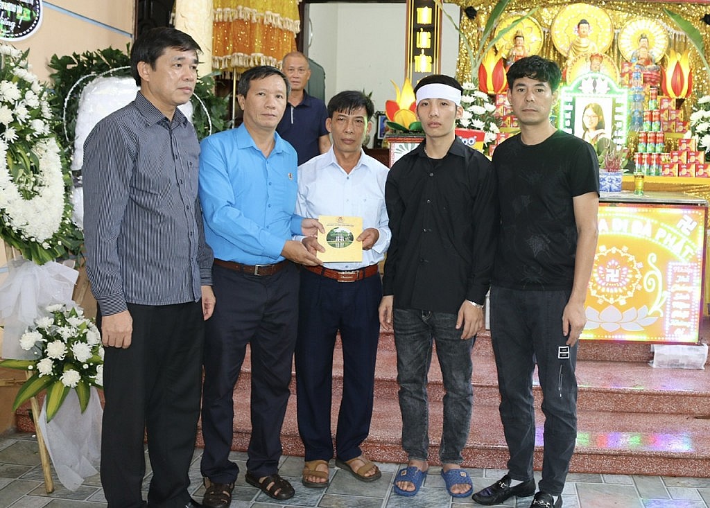 LĐLĐ quận Hoàn Kiếm: Chia buồn, trao hỗ trợ tới thân nhân đoàn viên vụ cháy tại quận Thanh Xuân