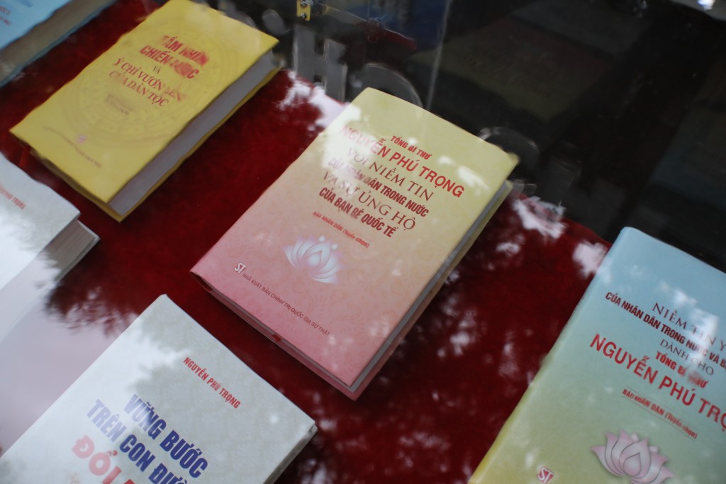 Người dân TP.HCM tìm hiểu sách về Chủ tịch Hồ Chí Minh và lãnh đạo Đảng, Nhà nước