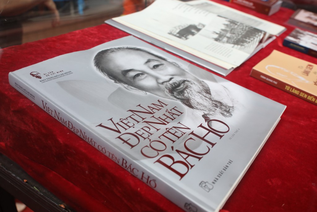 Người dân TP.HCM tìm hiểu sách về Chủ tịch Hồ Chí Minh và lãnh đạo Đảng, Nhà nước