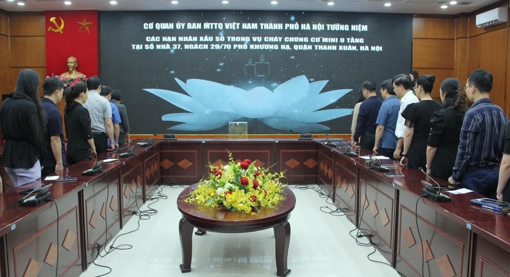 Cán bộ Mặt trận thành phố Hà Nội tưởng niệm các nạn nhân tử vong trong vụ cháy chung cư mini
