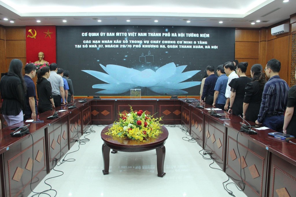 Cán bộ Mặt trận thành phố Hà Nội tưởng niệm các nạn nhân tử vong trong vụ cháy chung cư mini