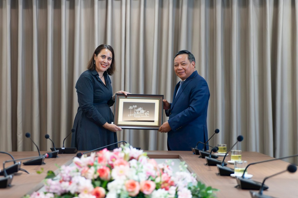 Phó Bí thư Thành uỷ Nguyễn Văn Phong tặng quà lưu niệm cho Đại sứ New Zealand.