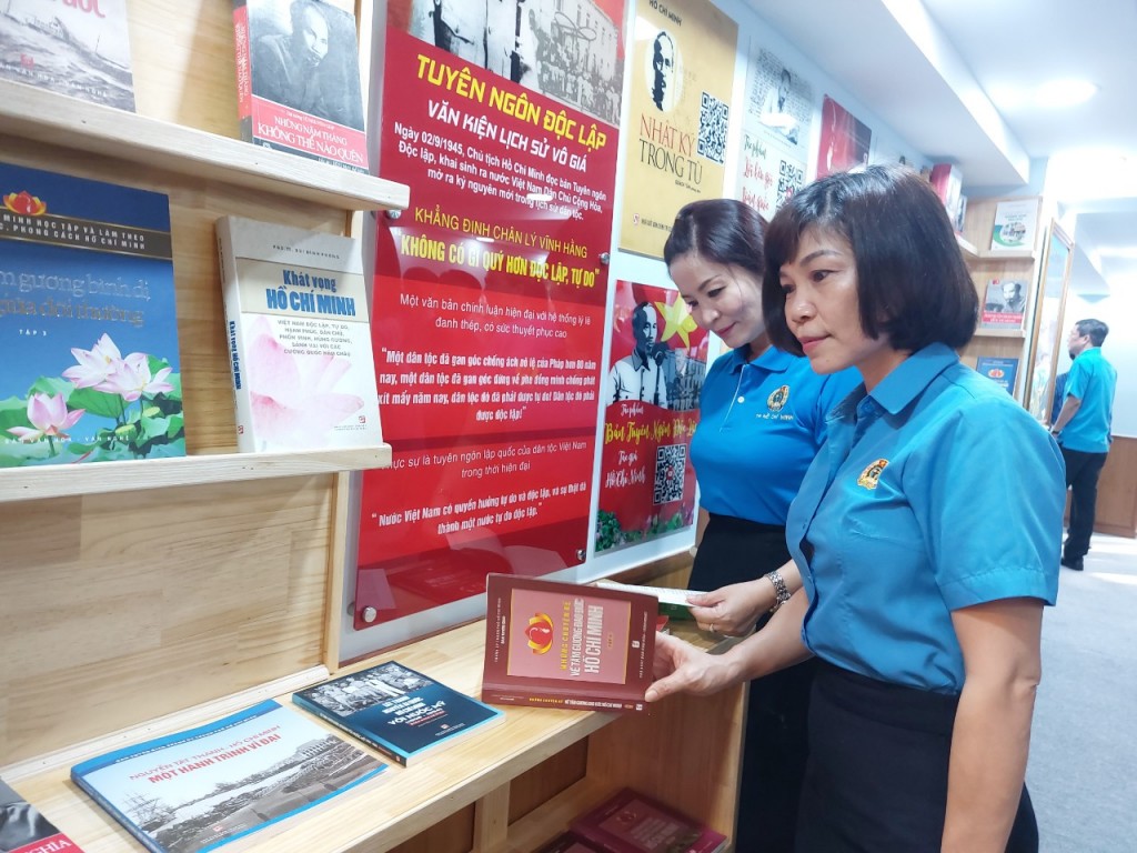 Người lao động tìm hiểu về cuộc đời Bác Hồ tại Không gian văn hóa Hồ Chí Minh