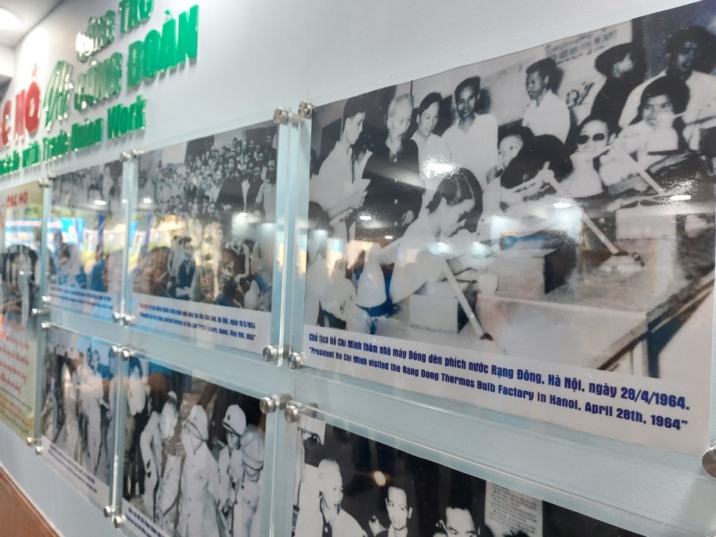 Người lao động tìm hiểu về cuộc đời Bác Hồ tại Không gian văn hóa Hồ Chí Minh