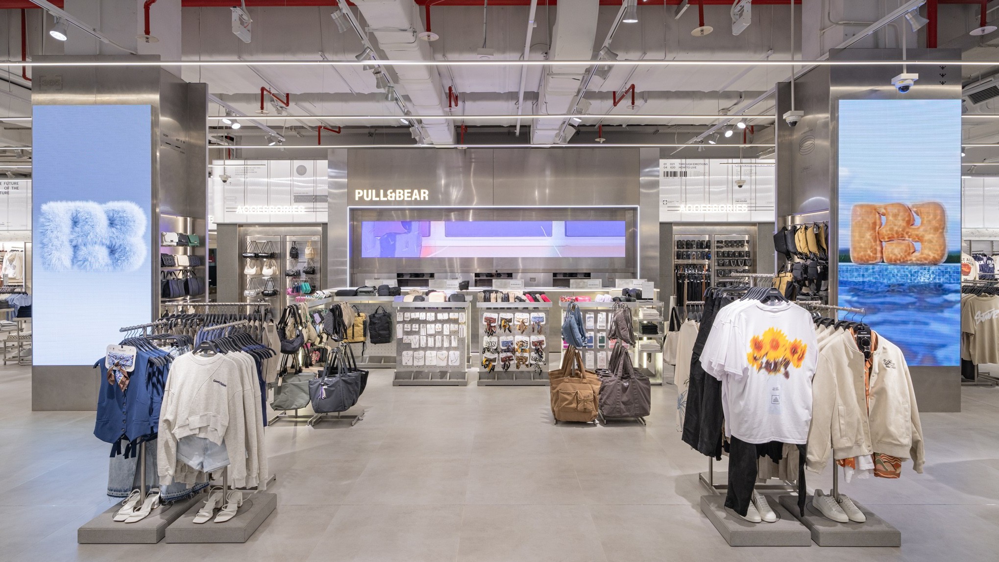 Pull&Bear khai trương cửa hàng đầu tiên tại Lotte Mall Tây Hồ