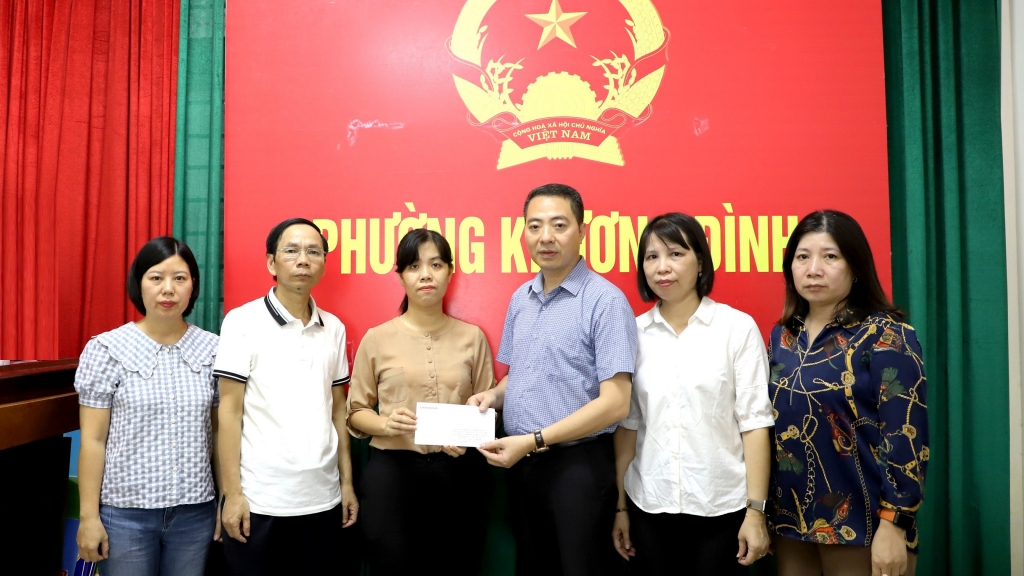 Báo Lao động Thủ đô hỗ trợ các nạn nhân trong vụ cháy chung cư mini