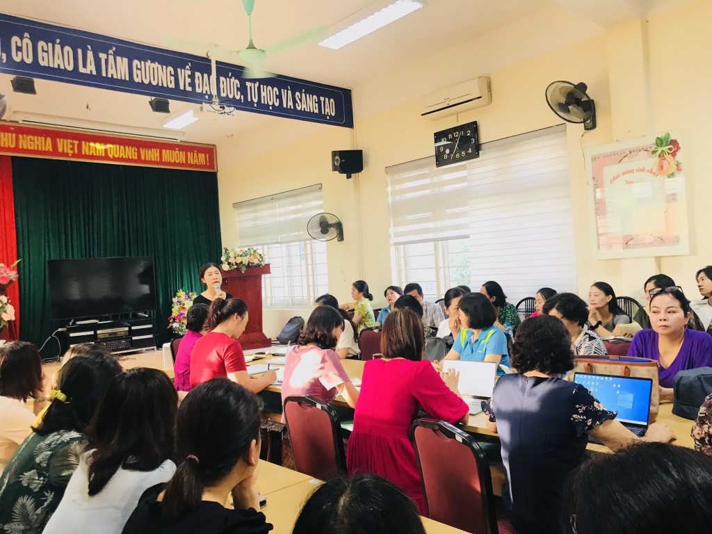 Đoàn viên công đoàn, học sinh Trường THCS Văn Yên chia sẻ với nạn nhân vụ cháy chung cư mini