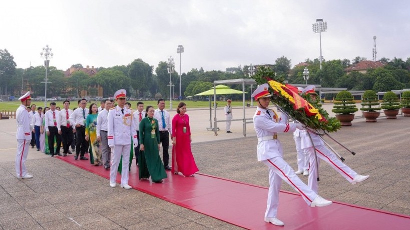 Đoàn đại biểu Hội Nông dân Thành phố vào Lăng viếng Bác trước thềm Đại hội lần thứ X