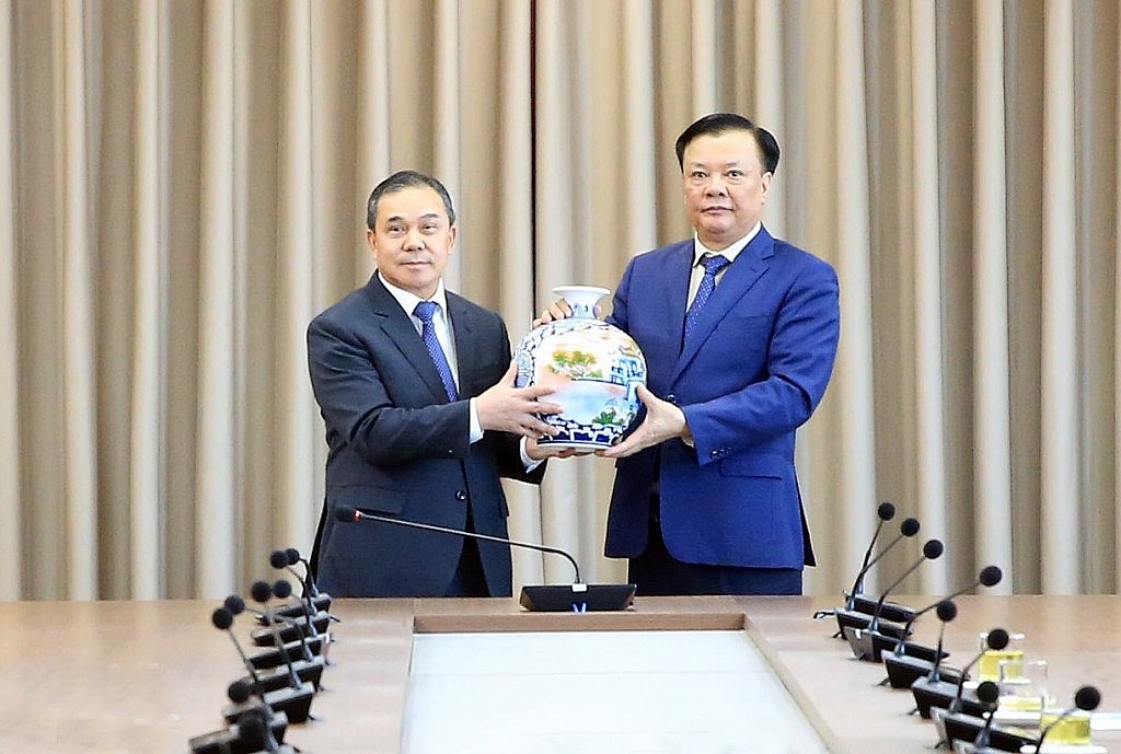 Bí thư Thành ủy Đinh Tiến Dũng tiếp Đại sứ Lào Sengphet Houngboungnuang