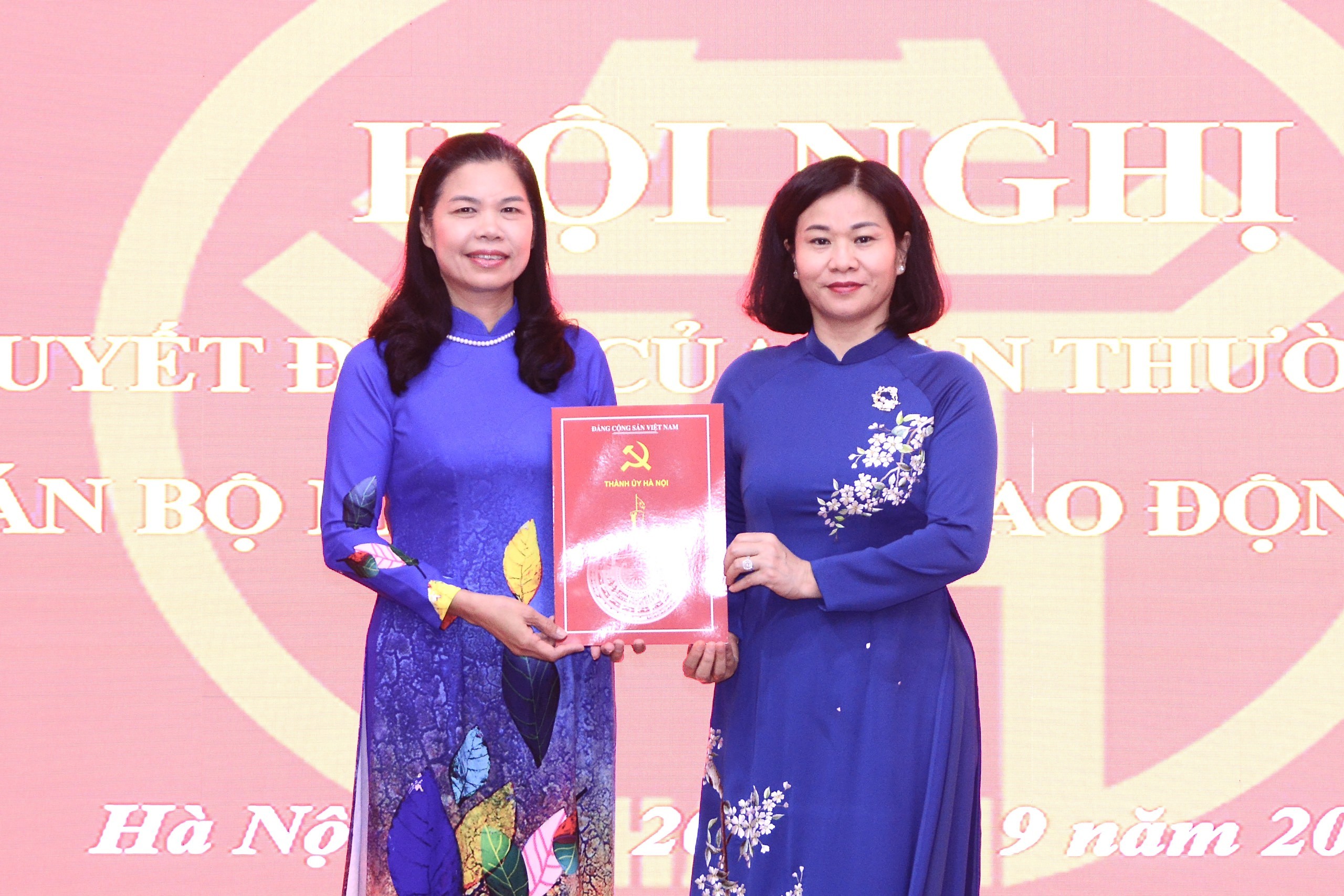 Điều động đồng chí Đặng Thị Phương Hoa đến nhận công tác tại Ủy ban MTTQ Việt Nam thành phố Hà Nội