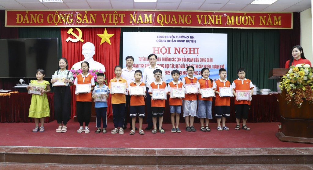 Công đoàn cơ quan UBND huyện Thường Tín khen thưởng con đoàn viên đạt thành tích cao trong học tập
