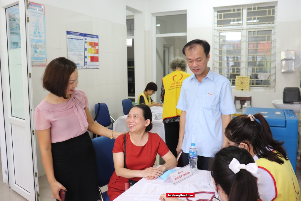 Hà Đông: 300 nữ đoàn viên công đoàn khó khăn, gia đình chính sách, hộ cận nghèo được khám sức khỏe miễn phí