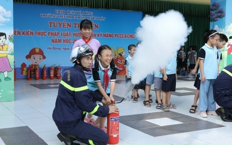 Học sinh Hà Nội thực hành kỹ năng chữa cháy và thoát hiểm