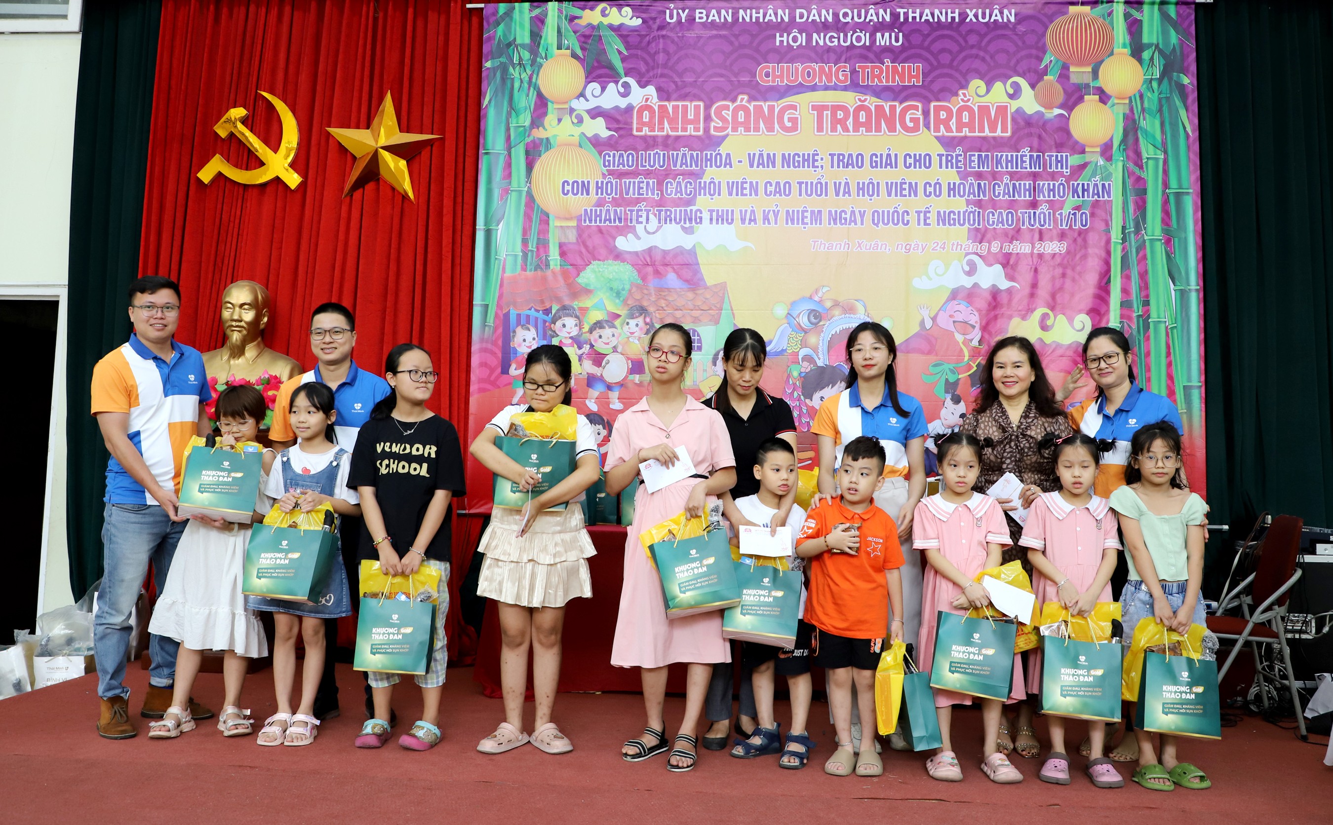 Trẻ em khiếm thị, con hội viên Hội người mù quận Thanh Xuân nhận quà nhân dịp Tết Trung thu.