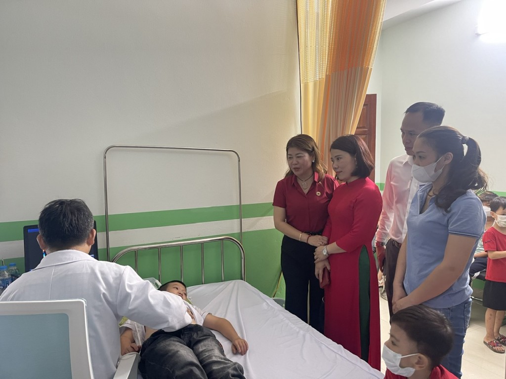 Huyện Ứng Hòa khám sàng lọc cho trẻ em có nguy cơ mắc các bệnh về tim mạch