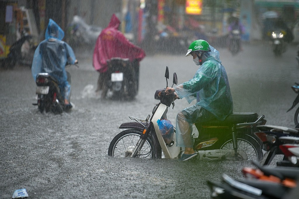 Cảnh báo ngập úng nhiều tuyến phố nội thành Hà Nội