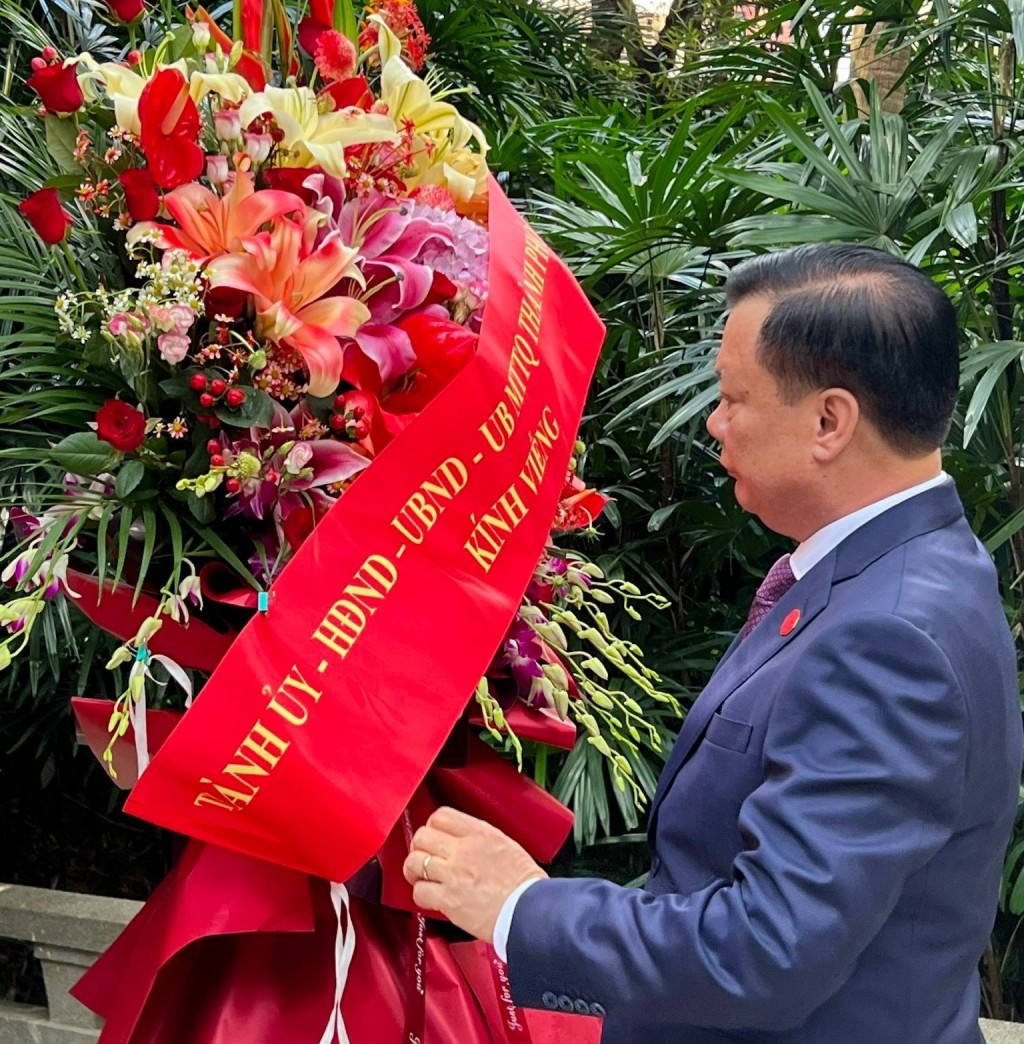 Đoàn đại biểu thành phố Hà Nội viếng liệt sĩ Phạm Hồng Thái tại tỉnh Quảng Đông