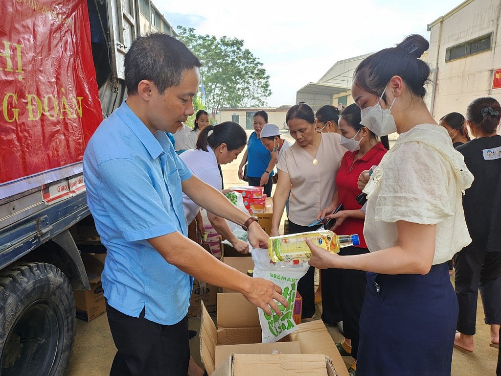 "Xe siêu thị đoàn viên Công đoàn” hỗ trợ người  lao động ngành Dệt - May Hà Nội