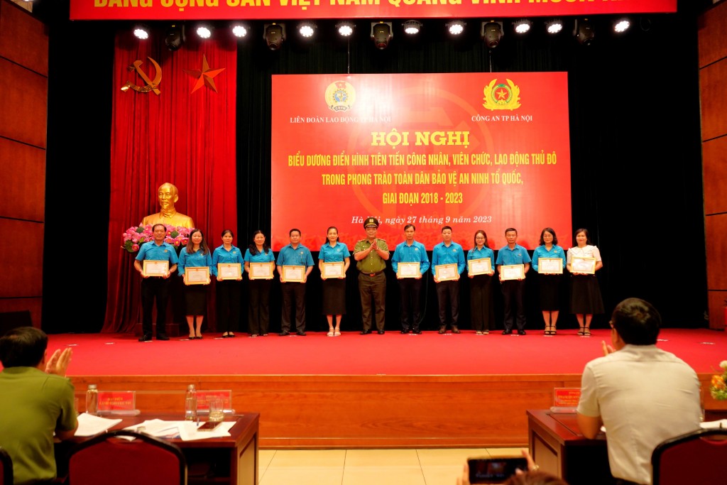 Hà Nội khen thưởng các điển hình tiên tiến trong phong trào toàn dân bảo vệ an ninh Tổ quốc
