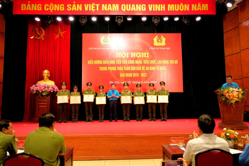 Hà Nội khen thưởng các điển hình tiên tiến trong phong trào toàn dân bảo vệ an ninh Tổ quốc