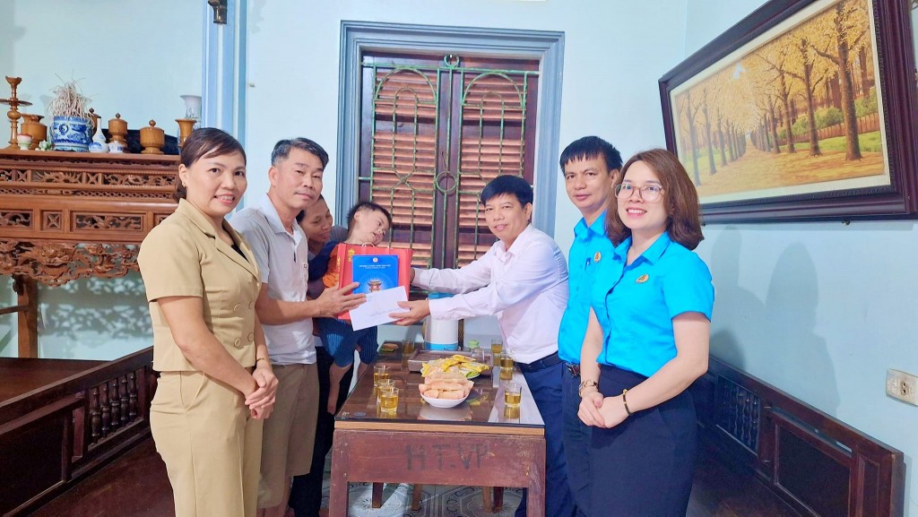 LĐLĐ huyện Thạch Thất tặng quà cho con đoàn viên bị mắc bệnh hiểm nghèo dịp Tết Trung thu