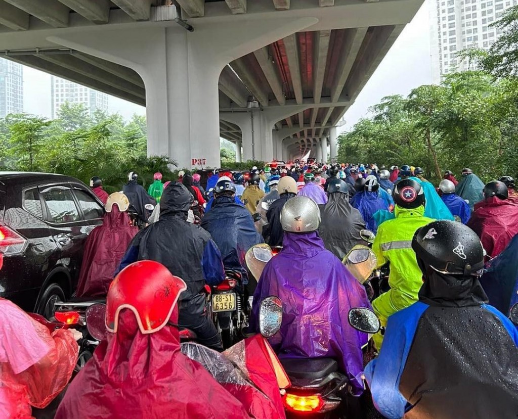Hà Nội: Mưa lớn, mọi phương tiện đứng im trên đường, ngoại trừ tàu điện trên cao