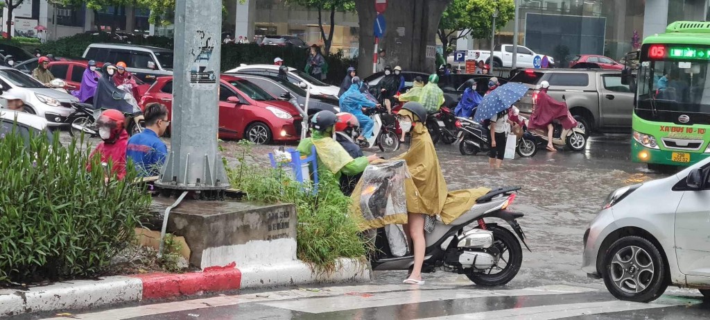 Hà Nội: Khẩn trương khắc phục úng ngập, đảm bảo an toàn giao thông