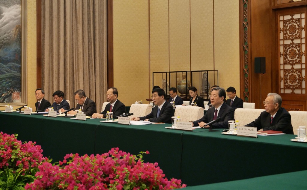 Đoàn đại biểu cấp cao thành phố Hà Nội chào xã giao Chủ tịch Chính hiệp Trung Quốc Vương Hộ Ninh