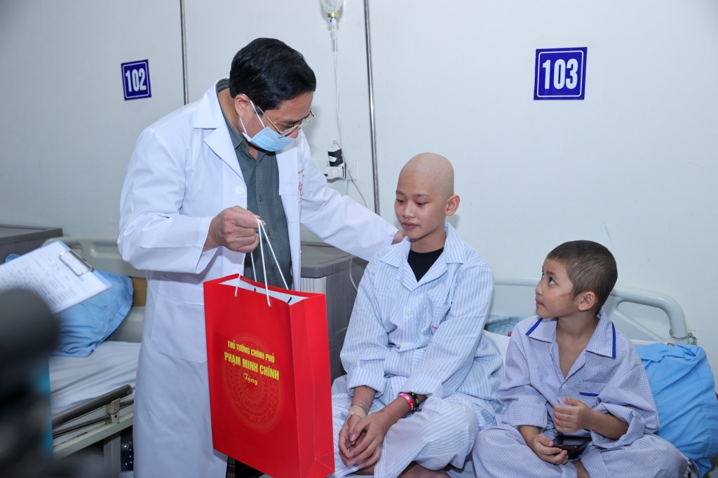 Thủ tướng Phạm Minh Chính tặng quà Trung thu cho các bệnh nhi tại Viện Huyết học - Truyền máu Trung ương